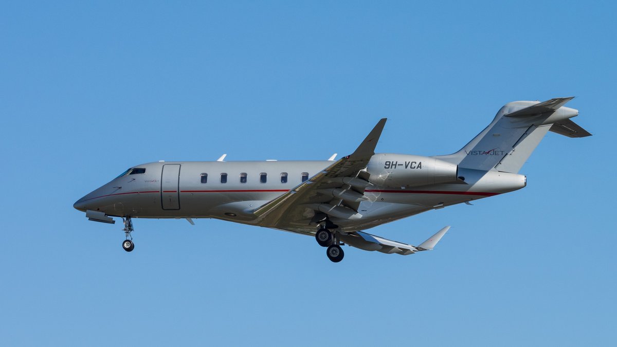 A Bombardier Challenger 350 on the apron