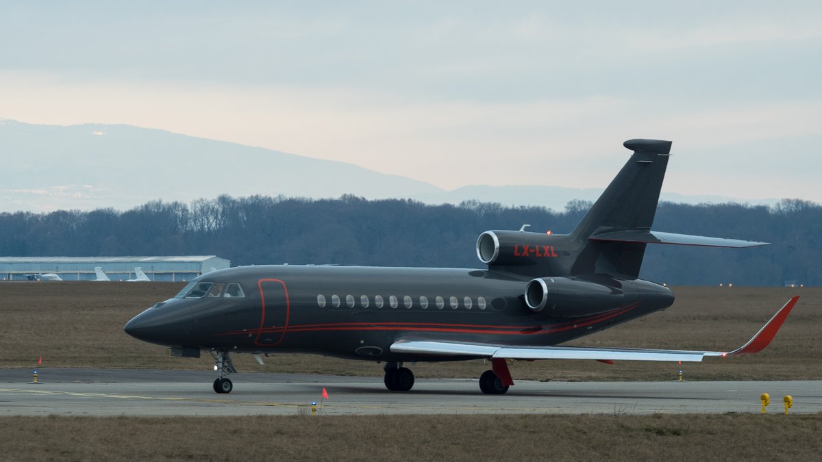 A Dassault Falcon 900LX trijet