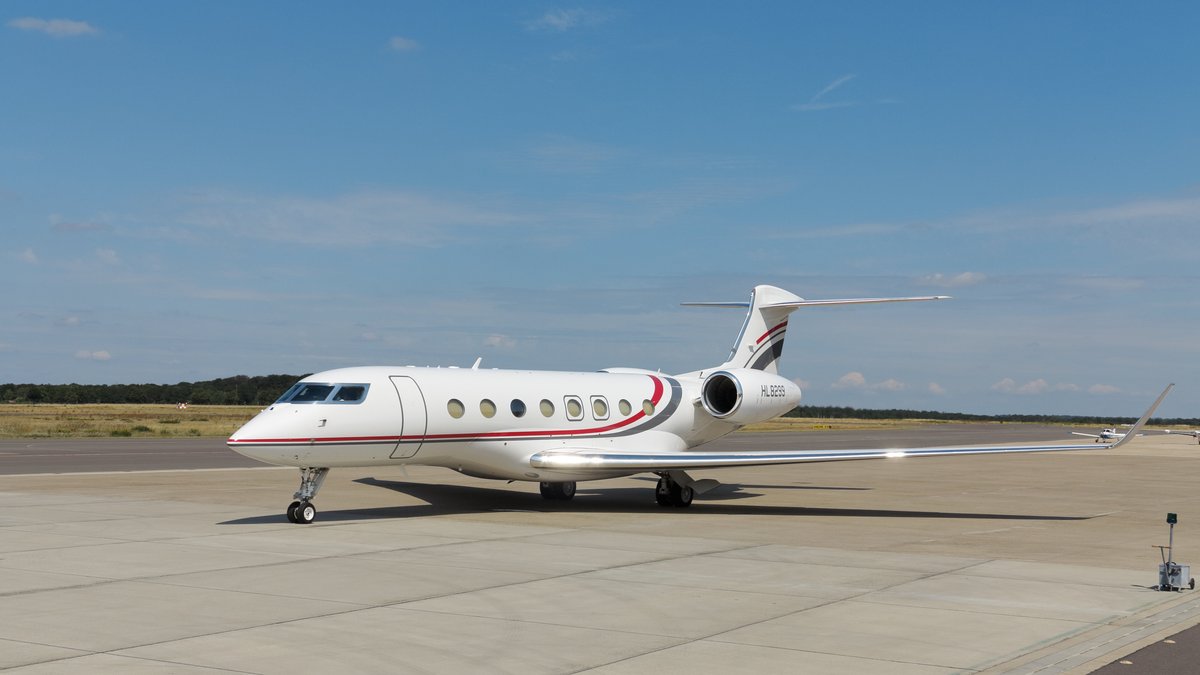 A Gulfstream G650 on the ramp