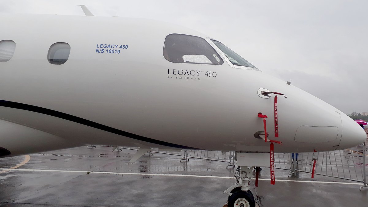 An Embraer Legacy 450 in flight